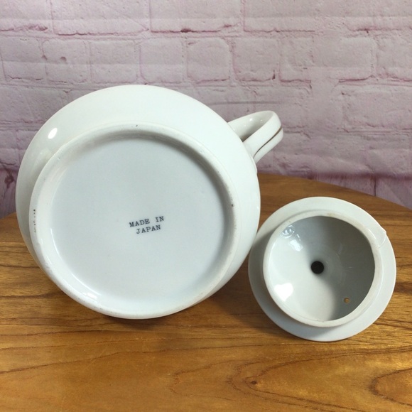 Porcelain Holly Berry Teapot - Picture 8 of 8